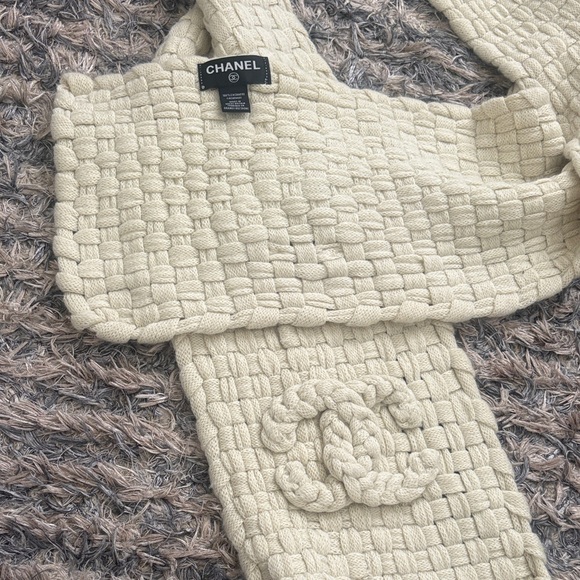 CHANEL Cream Textured Scarf - Picture 4 of 11